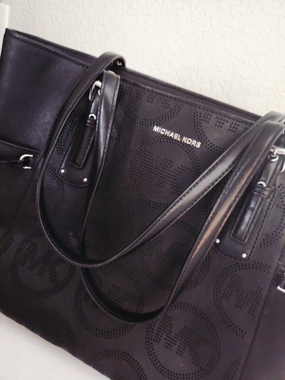 Like New Michael Kors Black Voyager Perforated Large Tote Bag - Picture 4 of 14